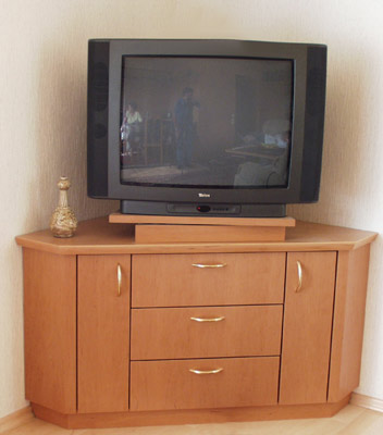 Eckschrank mit TV-Drehteller