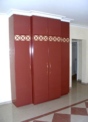 Garderoben-Schuhschrank mit Naturholzstreifen
